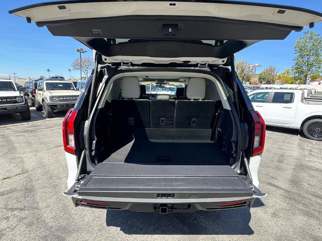Certified 2025 Ford Expedition Active AWD/4WD image 25