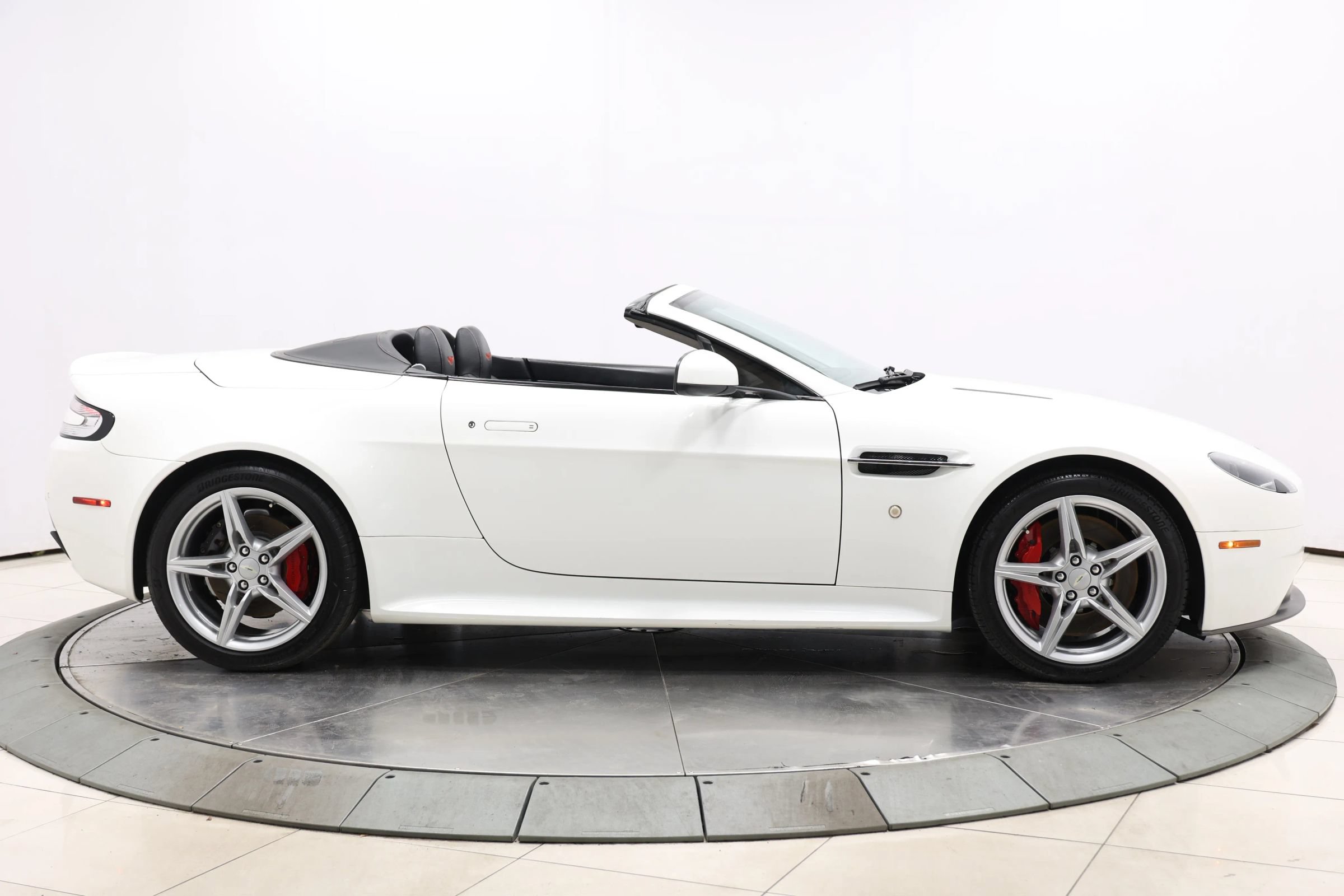 Used 2016 Aston Martin V8 Vantage GT RWD image 53
