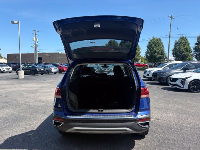 Used 2023 Volkswagen Taos SE w/ Panoramic Sunroof Package FWD image 6