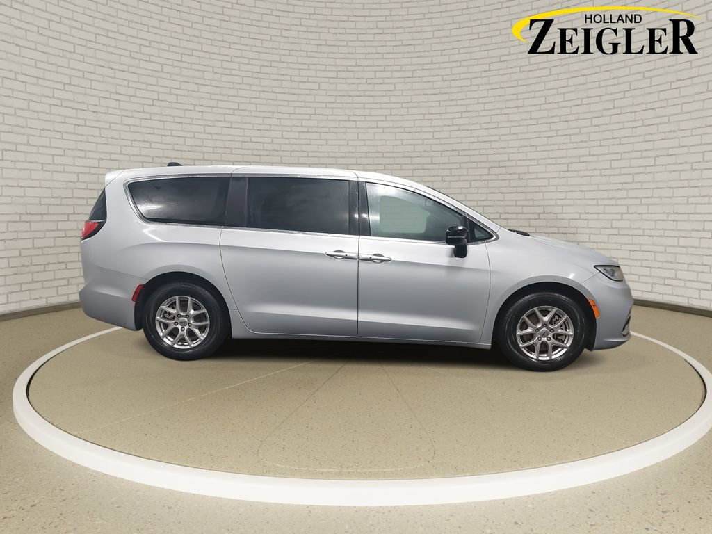 Used 2024 Chrysler Pacifica Touring-L image 4