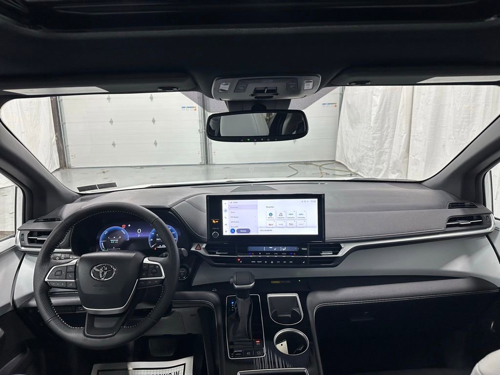 Used 2025 Toyota Sienna XSE image 46