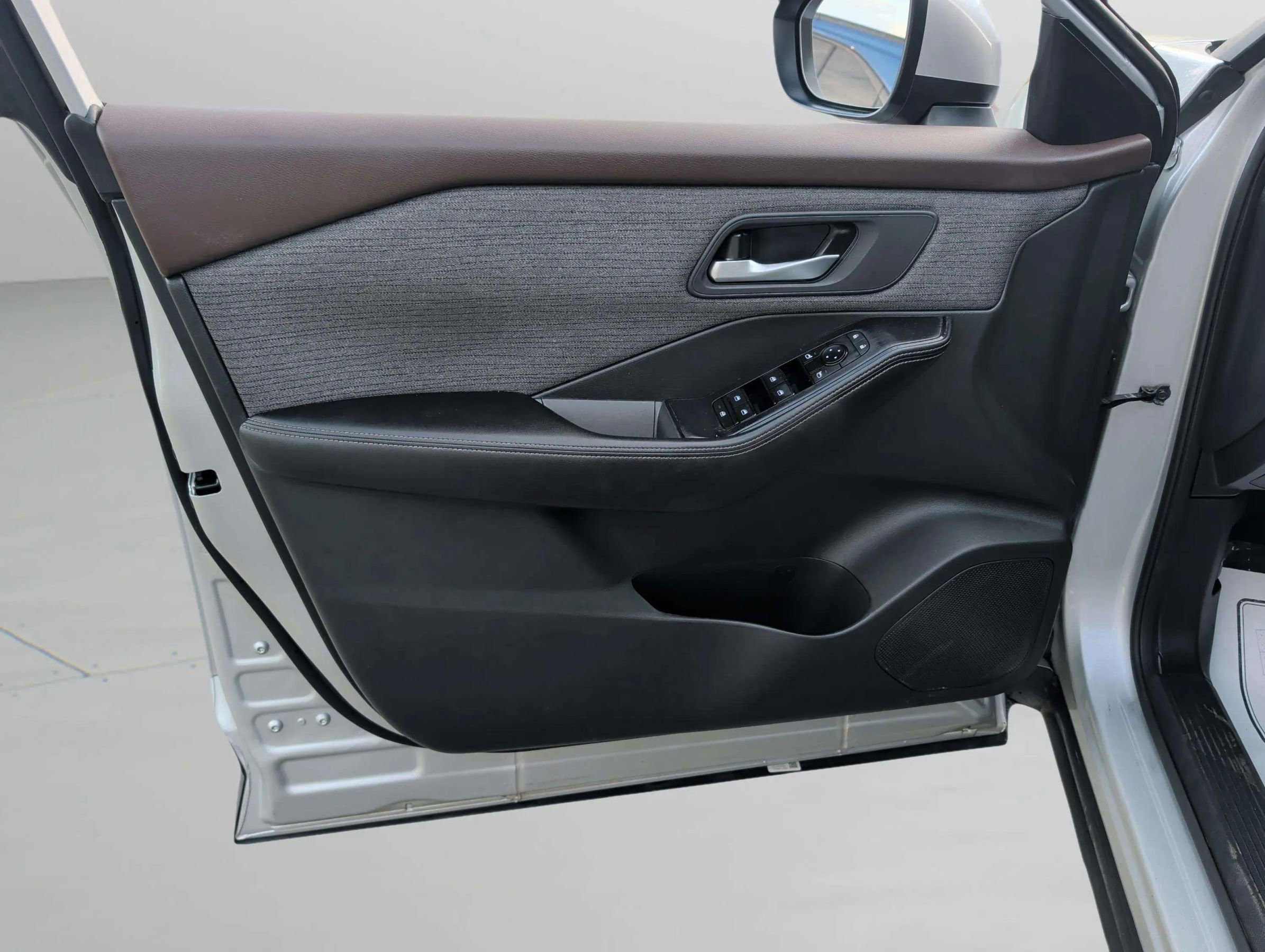 Used 2023 Nissan Rogue SV image 29