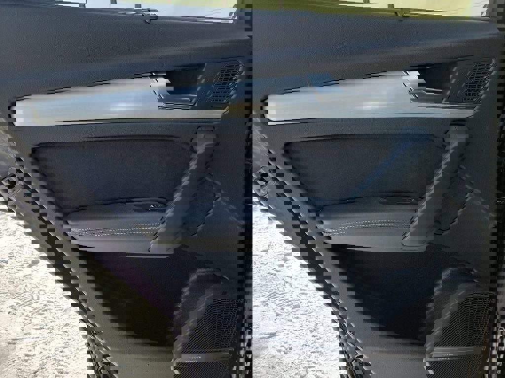 Used 2024 Audi Q5 e Prestige w/ Prestige Package image 11