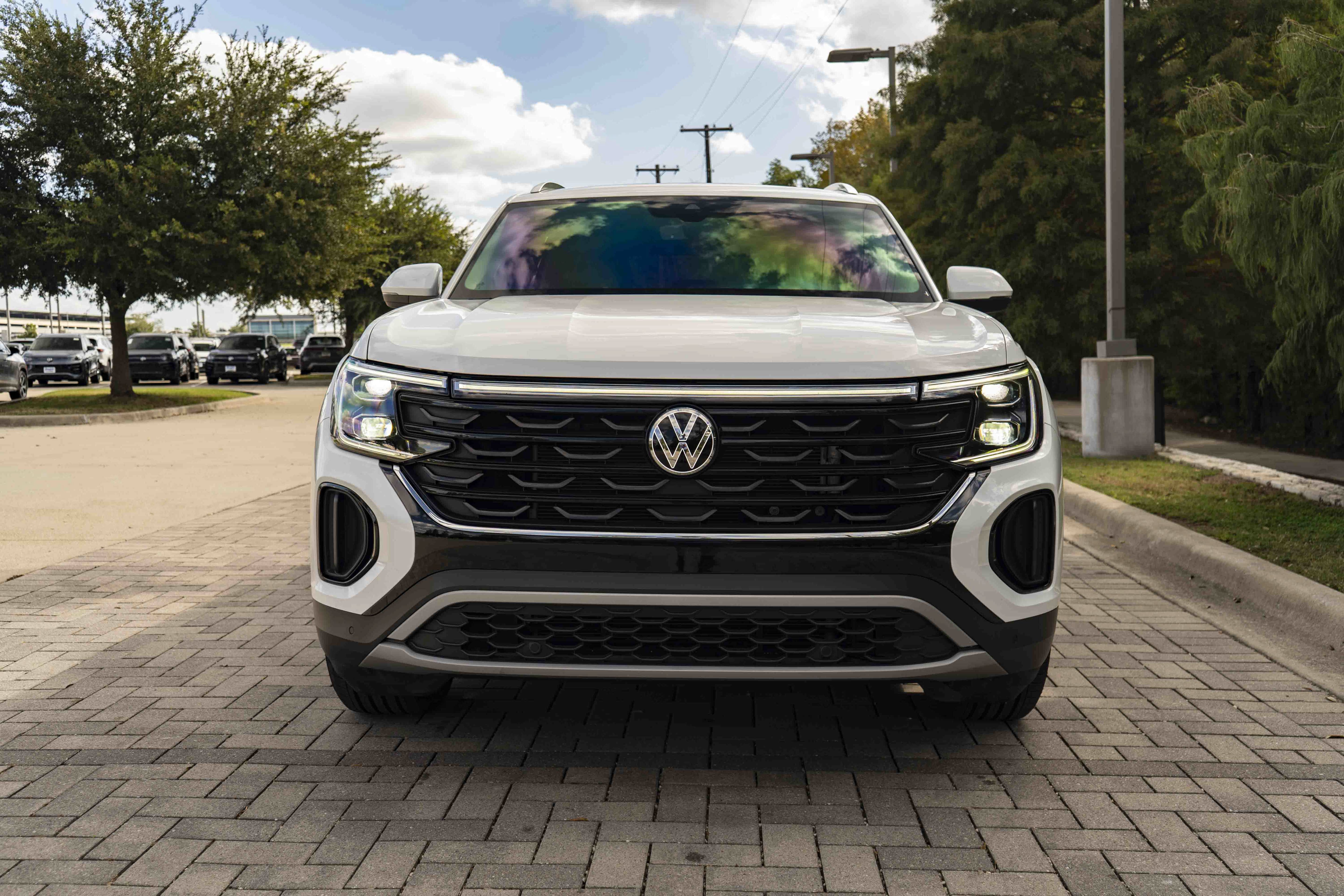 Certified 2024 Volkswagen Atlas Cross Sport SE w/ Panoramic Sunroof Package FWD image 3