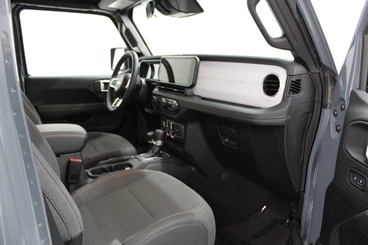 Used 2025 Jeep Wrangler Unlimited Sahara w/ Safety Group image 10