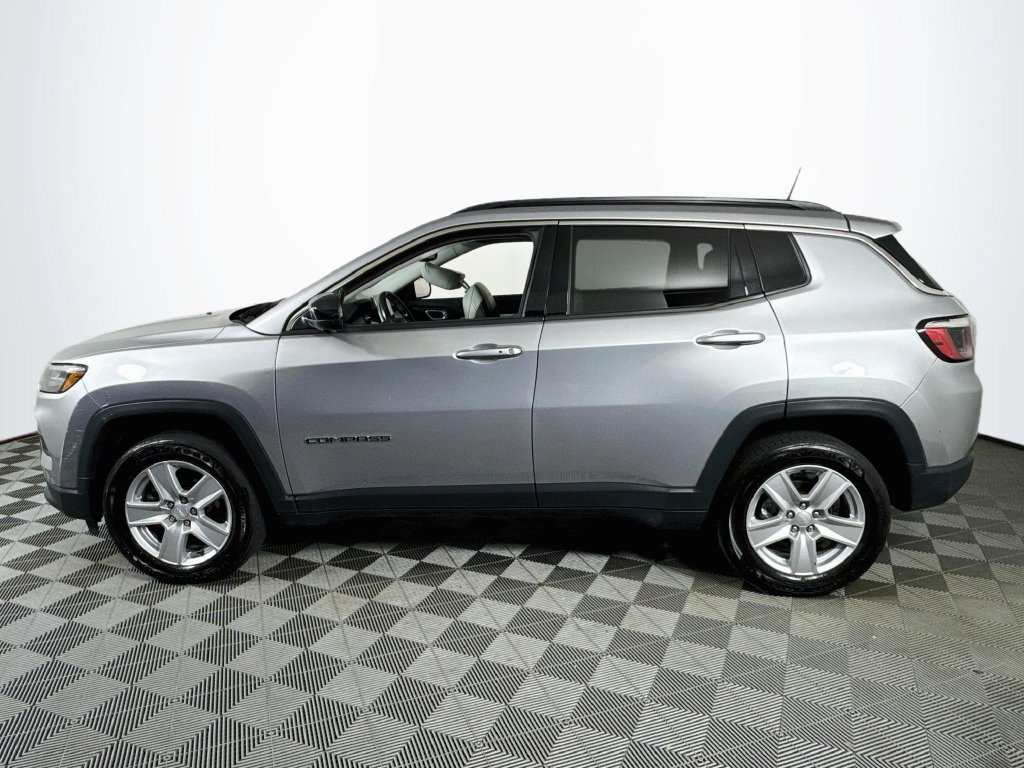 Used 2022 Jeep Compass Latitude w/ Sun and Sound Group AWD/4WD image 4
