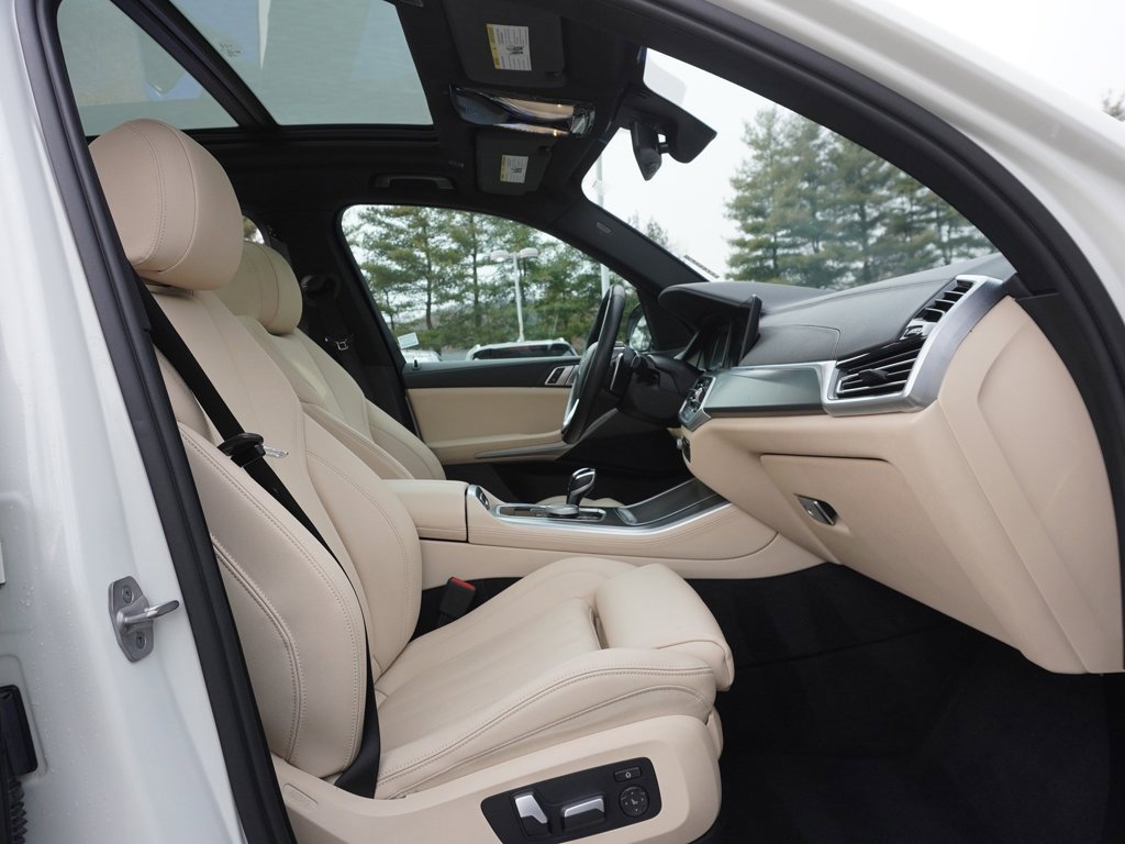 Used 2022 BMW X5 xDrive40i w/ Parking Assistance Package image 32
