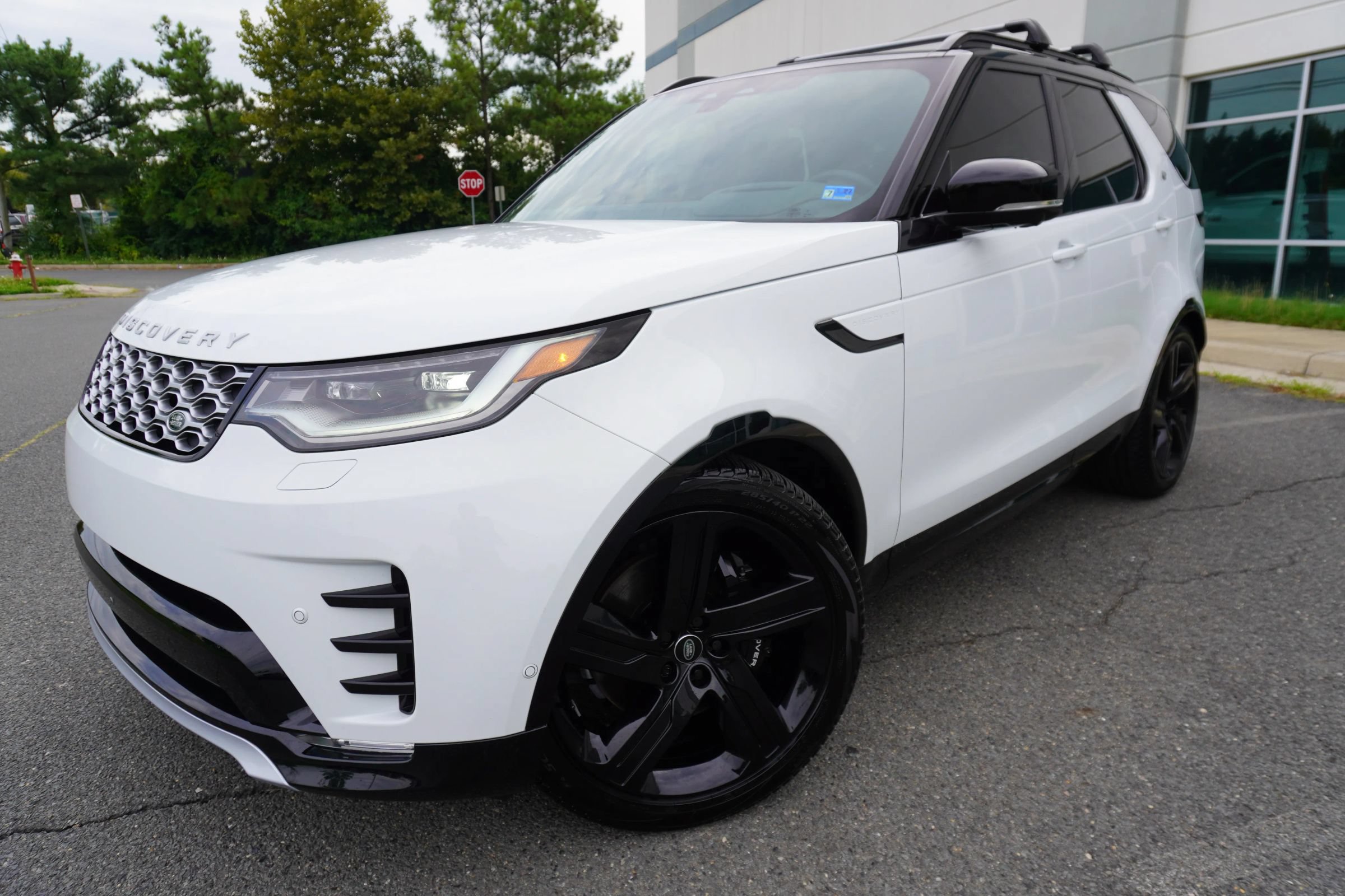 Used 2024 Land Rover Discovery Metropolitan Edition AWD/4WD image 3