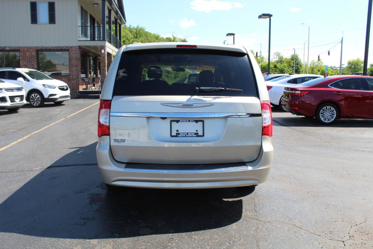Used 2014 Chrysler Town & Country Touring FWD image 6