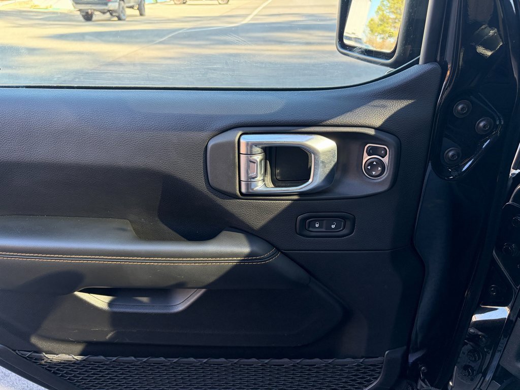 Used 2025 Jeep Wrangler Unlimited Sahara image 12