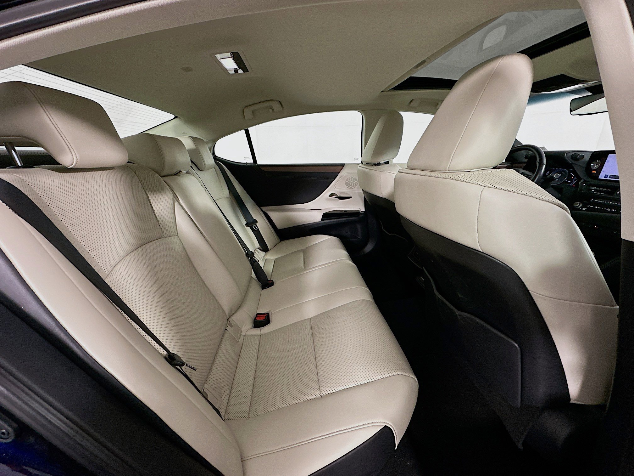 Used 2025 Lexus ES 300h w/ Premium Package image 31