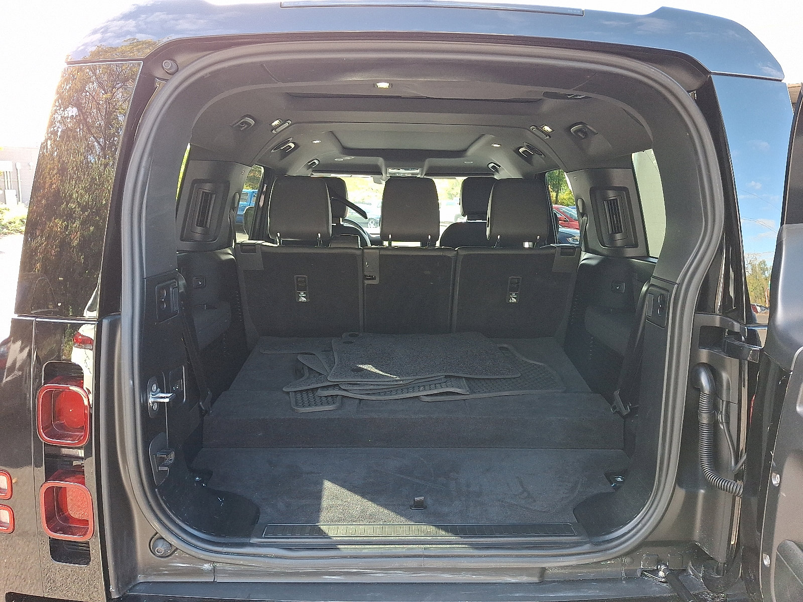 Used 2023 Land Rover Defender 130 X-Dynamic SE image 28