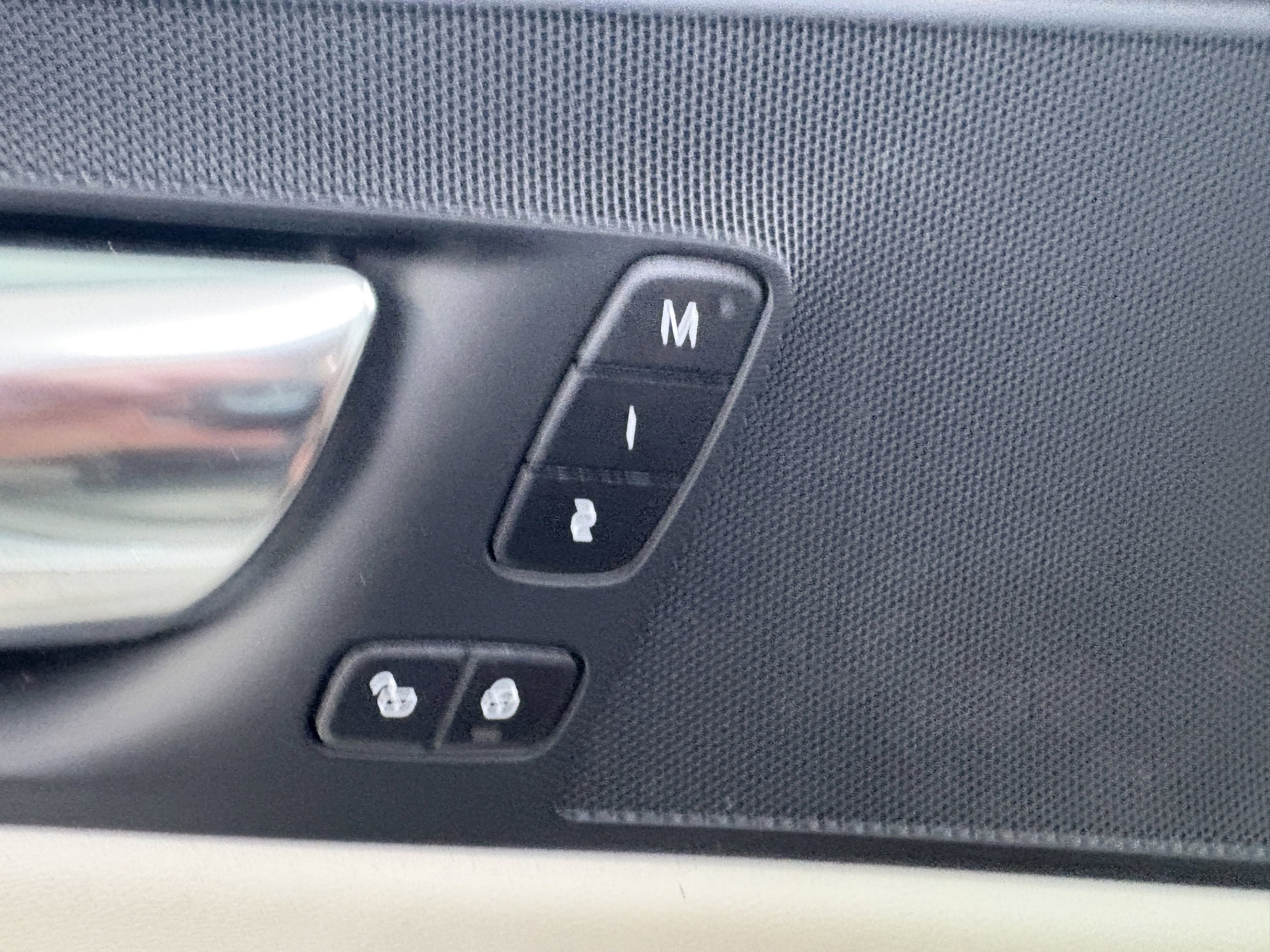 Used 2022 Volvo XC60 B5 Momentum image 28