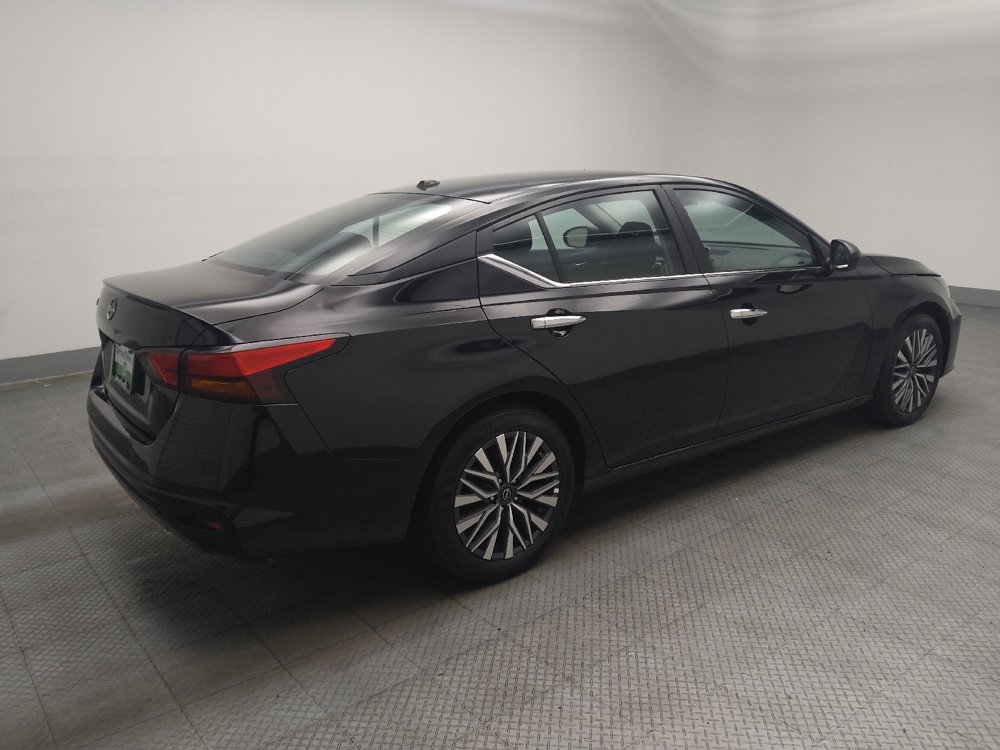 Used 2025 Nissan Altima 2.5 SV FWD image 10