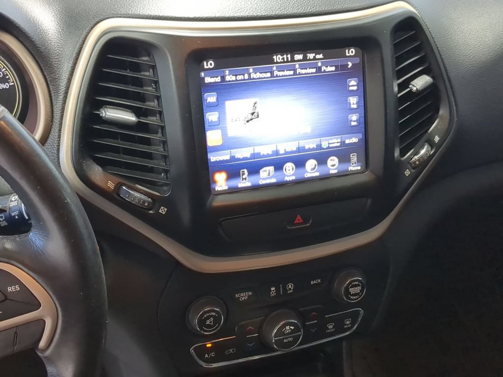Used 2016 Jeep Cherokee Limited w/ Luxury Group AWD/4WD image 34