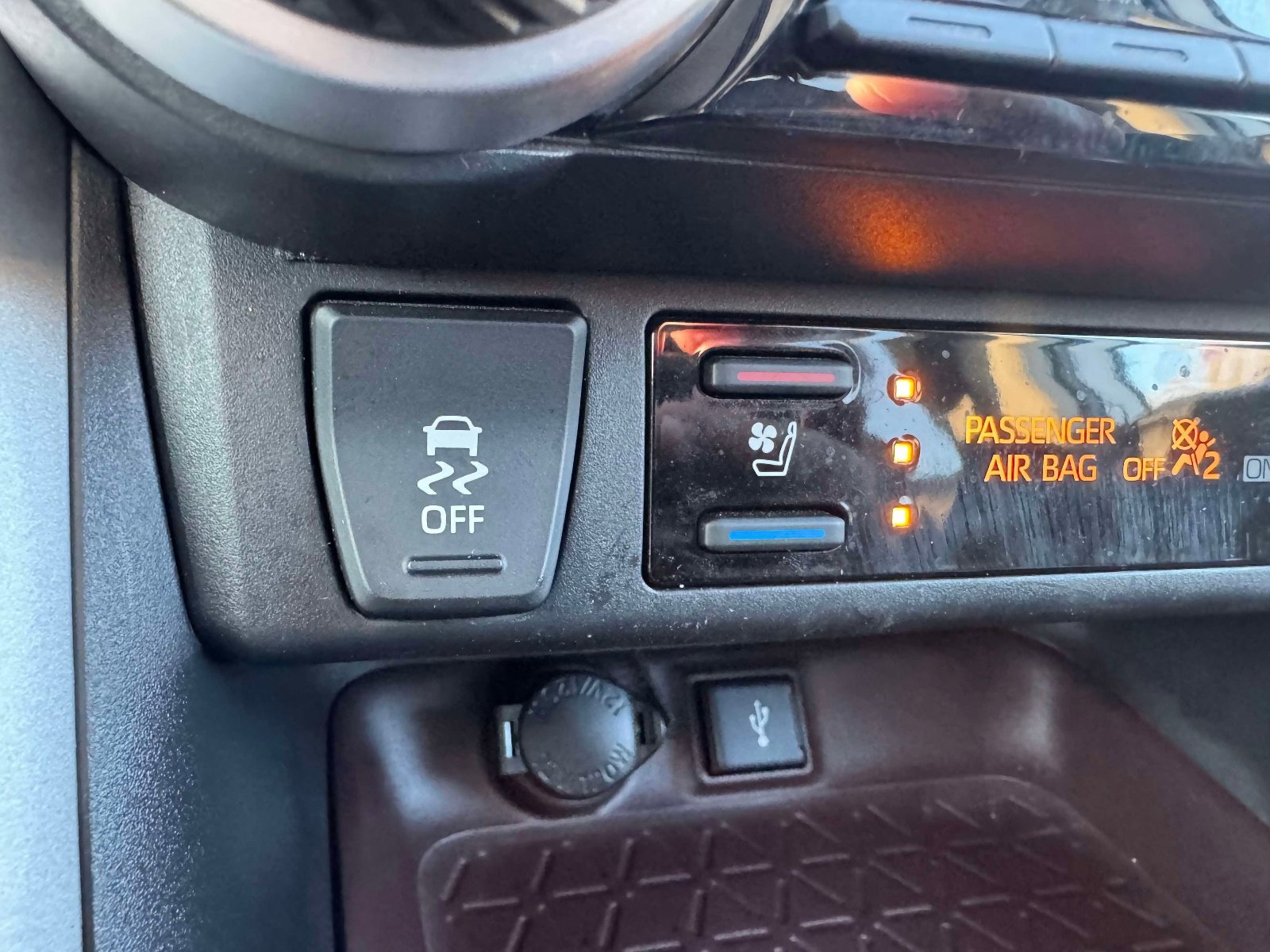 Certified 2021 Toyota RAV4 Limited w/ Limited Grade Weather Package AWD/4WD image 29