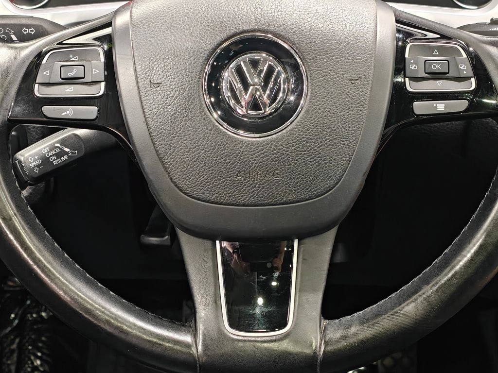 Used 2012 Volkswagen Touareg TDI AWD/4WD image 5