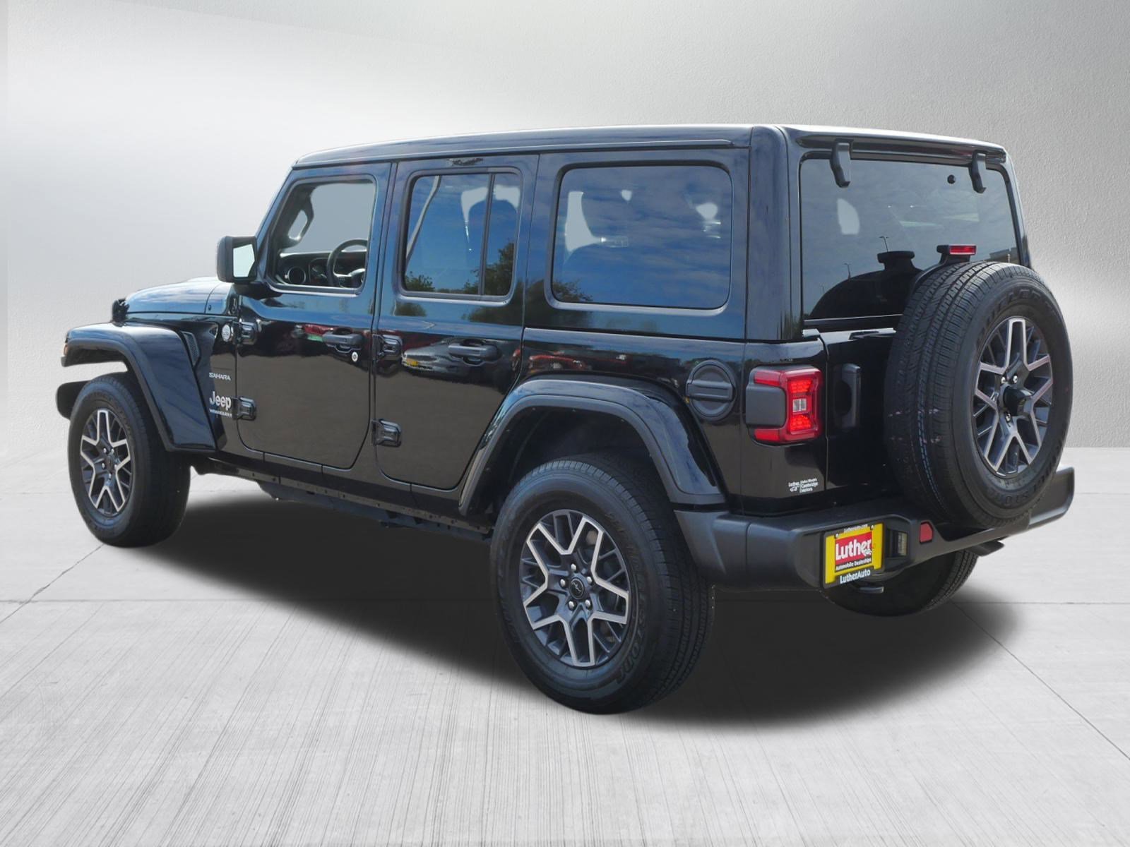 Used 2024 Jeep Wrangler Sahara image 5