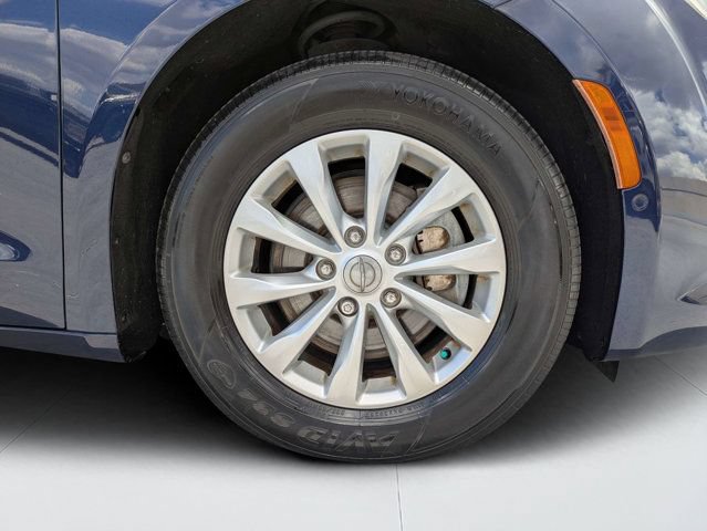 Used 2019 Chrysler Pacifica Touring-L w/ Advanced Safetytec Group FWD image 9