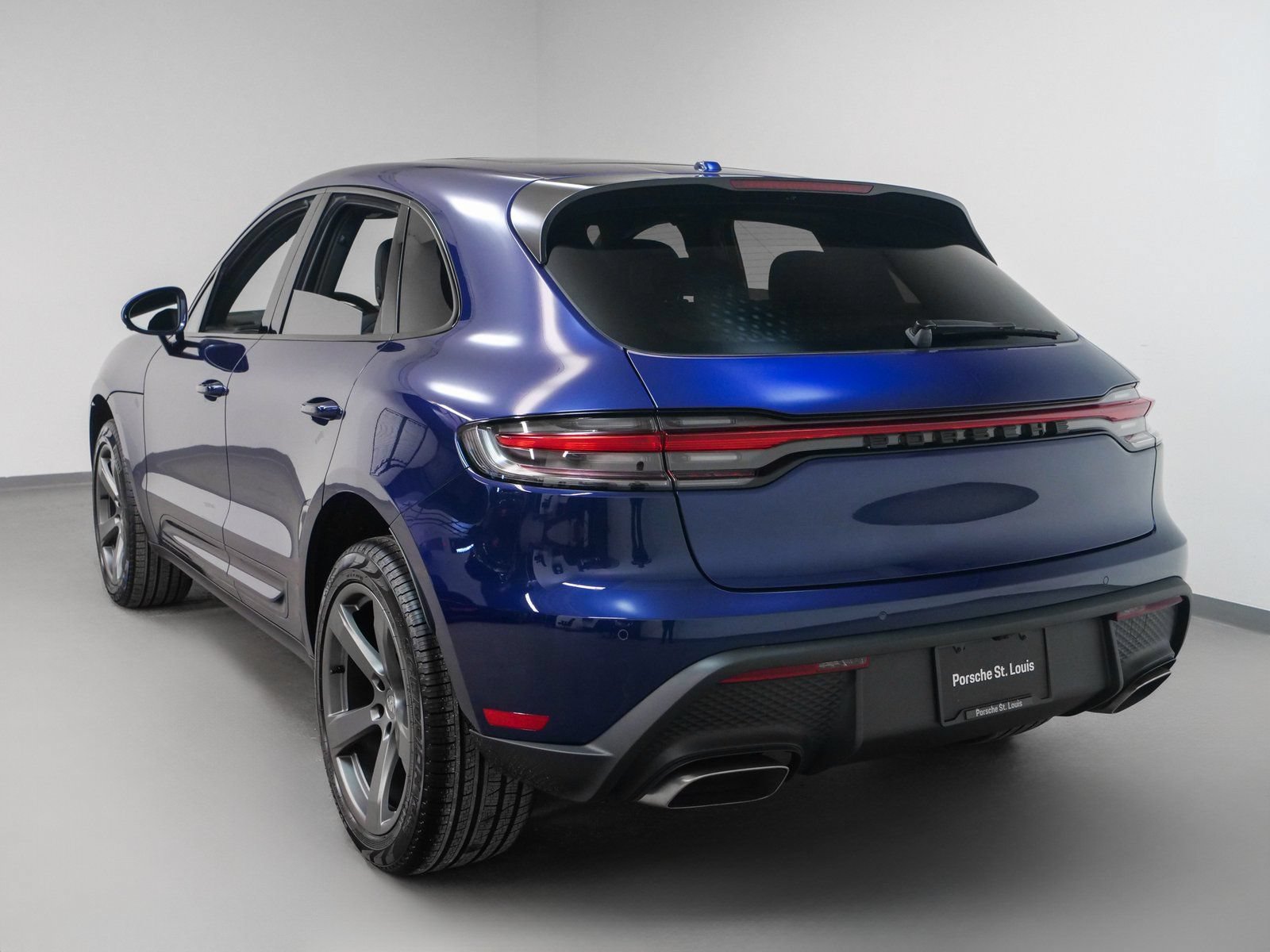 Certified 2025 Porsche Macan AWD/4WD image 3