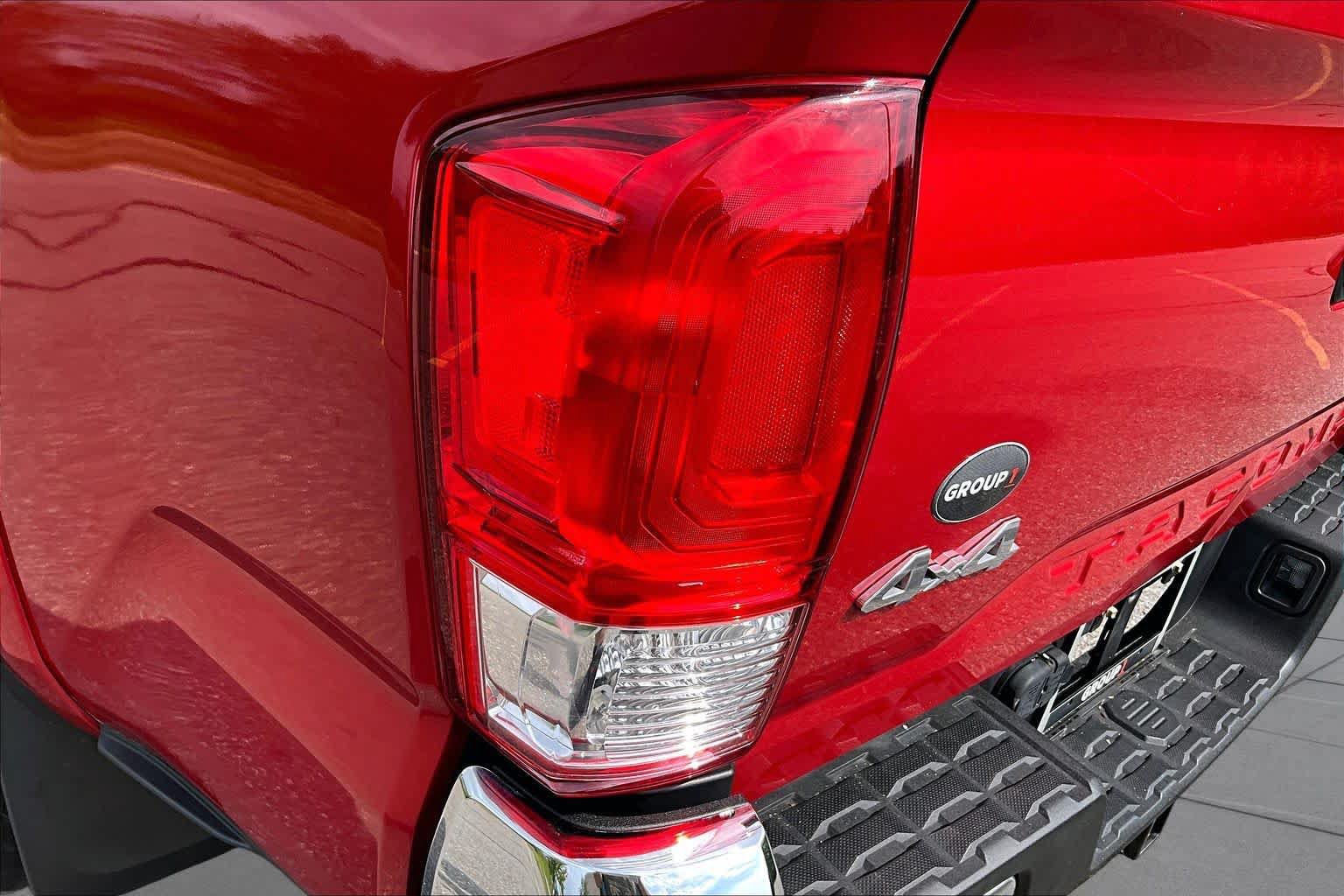 Used 2017 Toyota Tacoma SR5 AWD/4WD image 28
