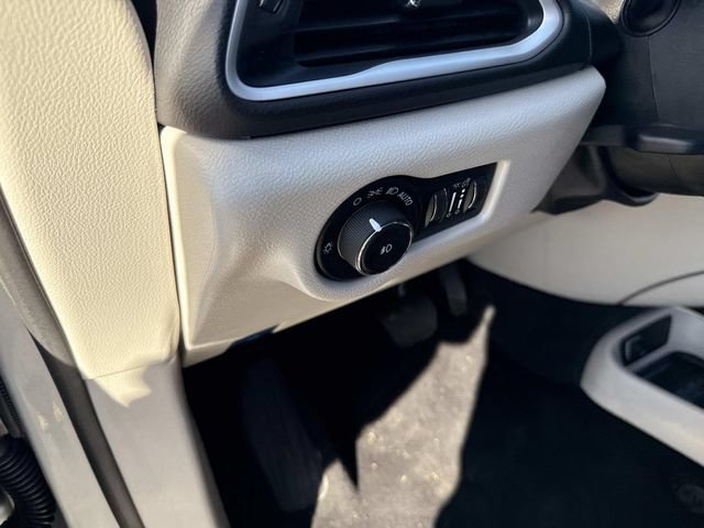 Used 2024 Chrysler Pacifica Touring-L FWD image 19