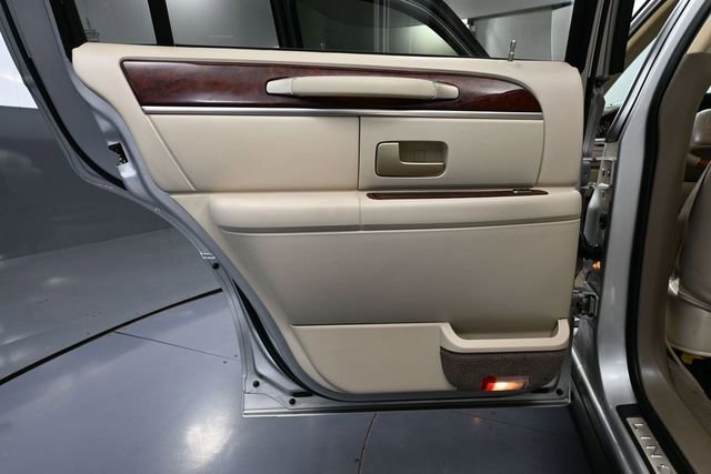 Used 2004 Lincoln Town Car Ultimate RWD image 29