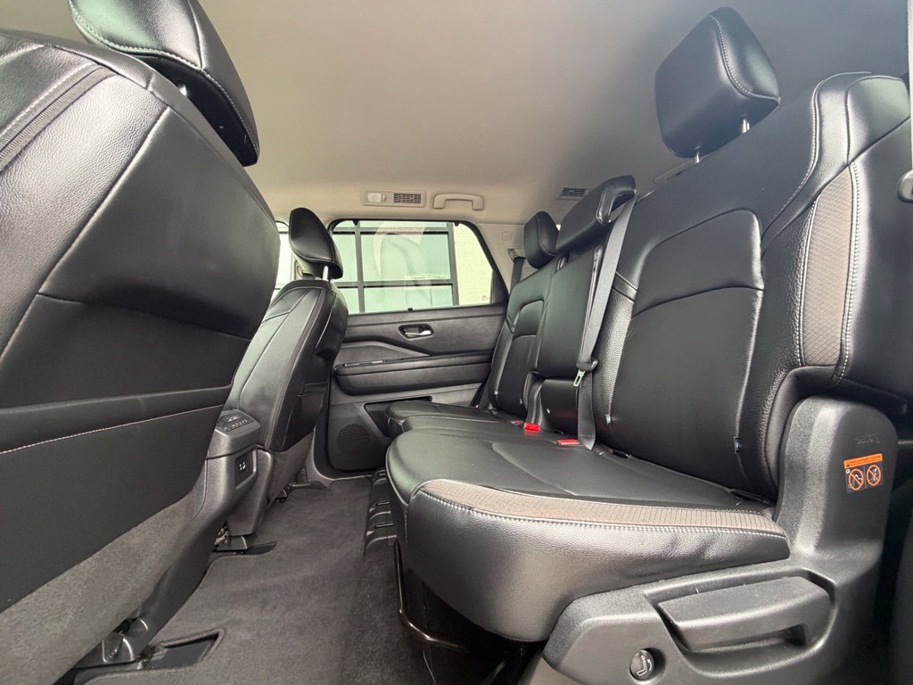 Used 2025 Nissan Pathfinder SL w/ Black Appearance Package AWD/4WD image 23