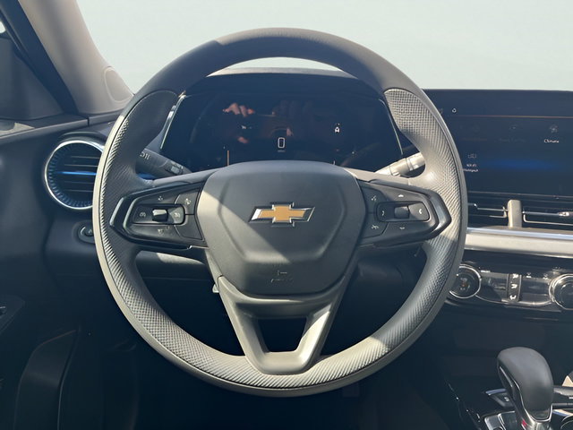 Used 2025 Chevrolet Trax LT FWD image 17