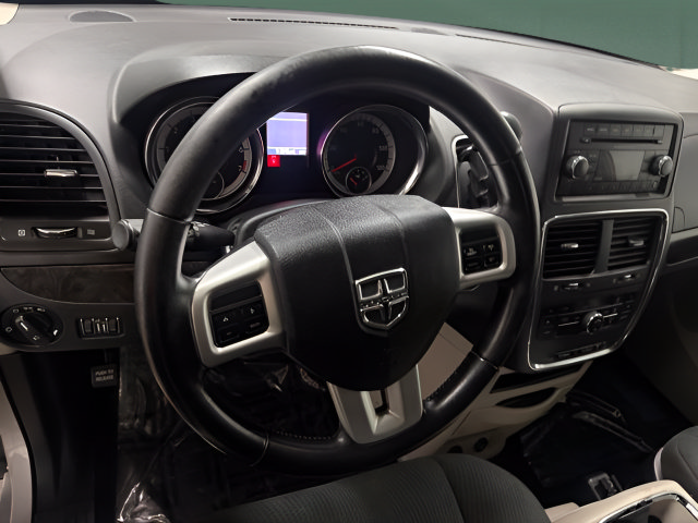 Used 2012 Dodge Grand Caravan Crew FWD image 19