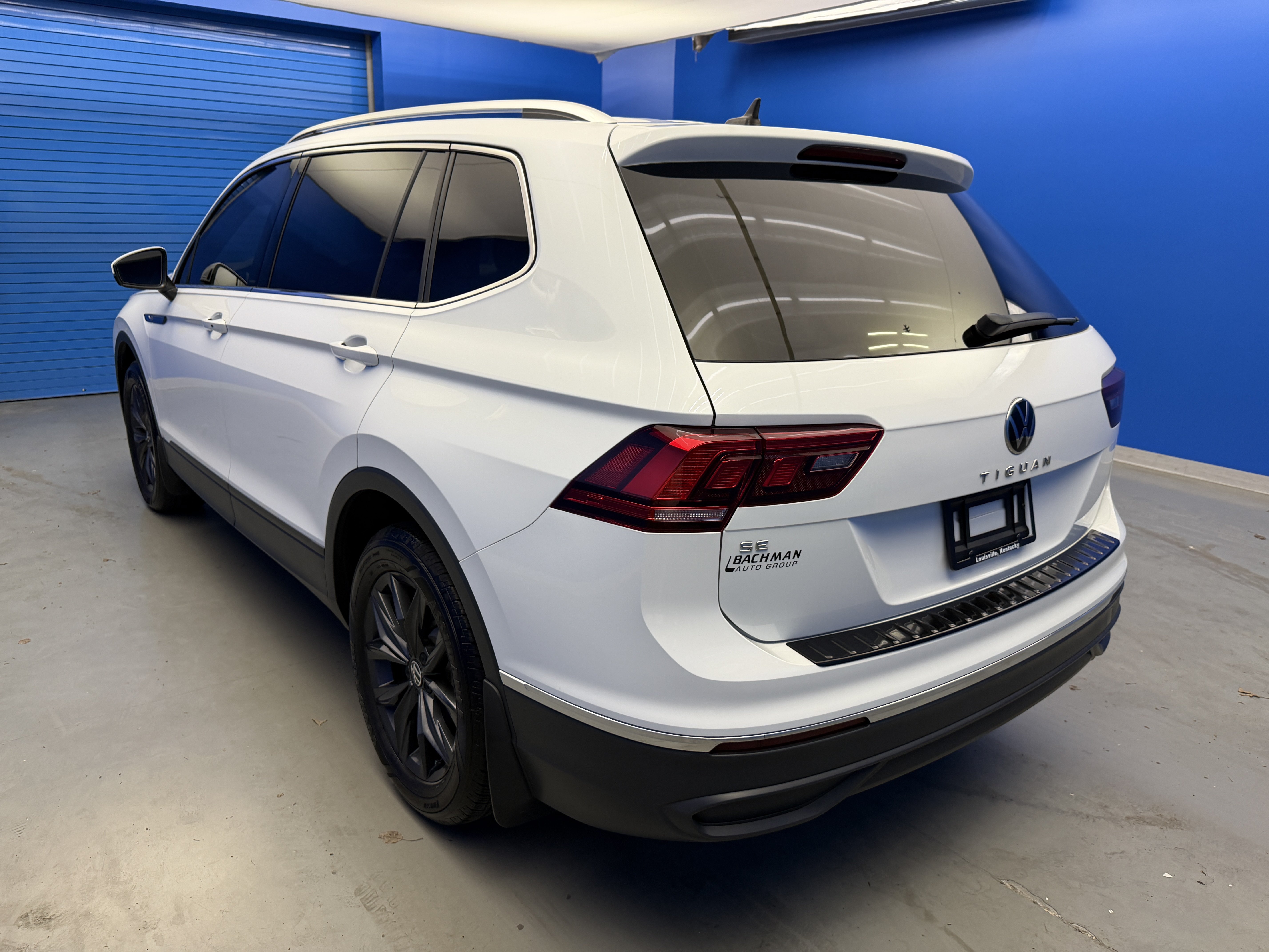 Used 2024 Volkswagen Tiguan SE w/ Panoramic Sunroof Package FWD image 9
