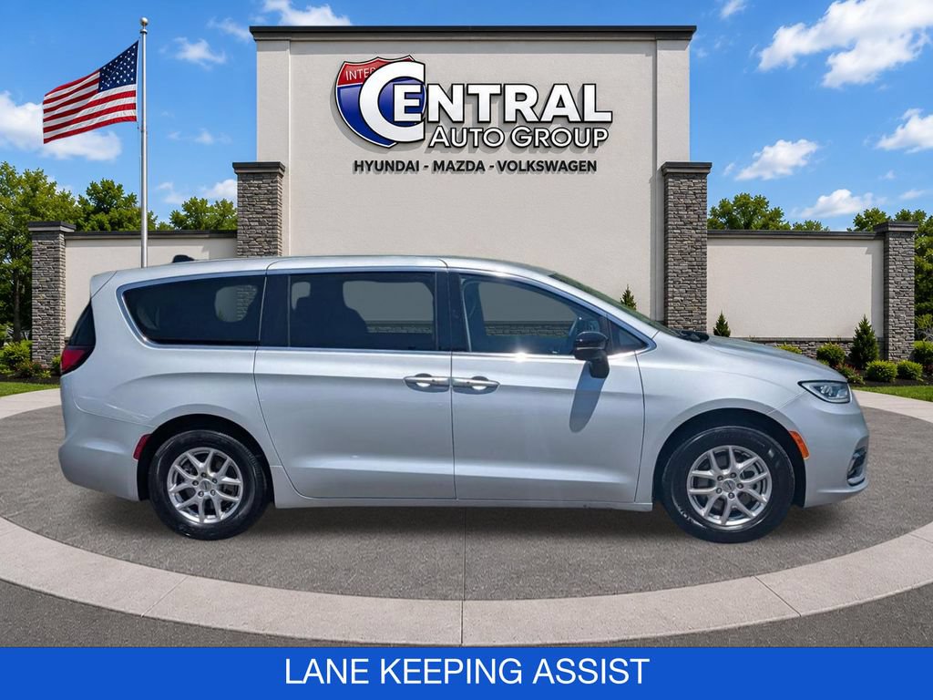 Used 2024 Chrysler Pacifica Touring-L FWD image 9