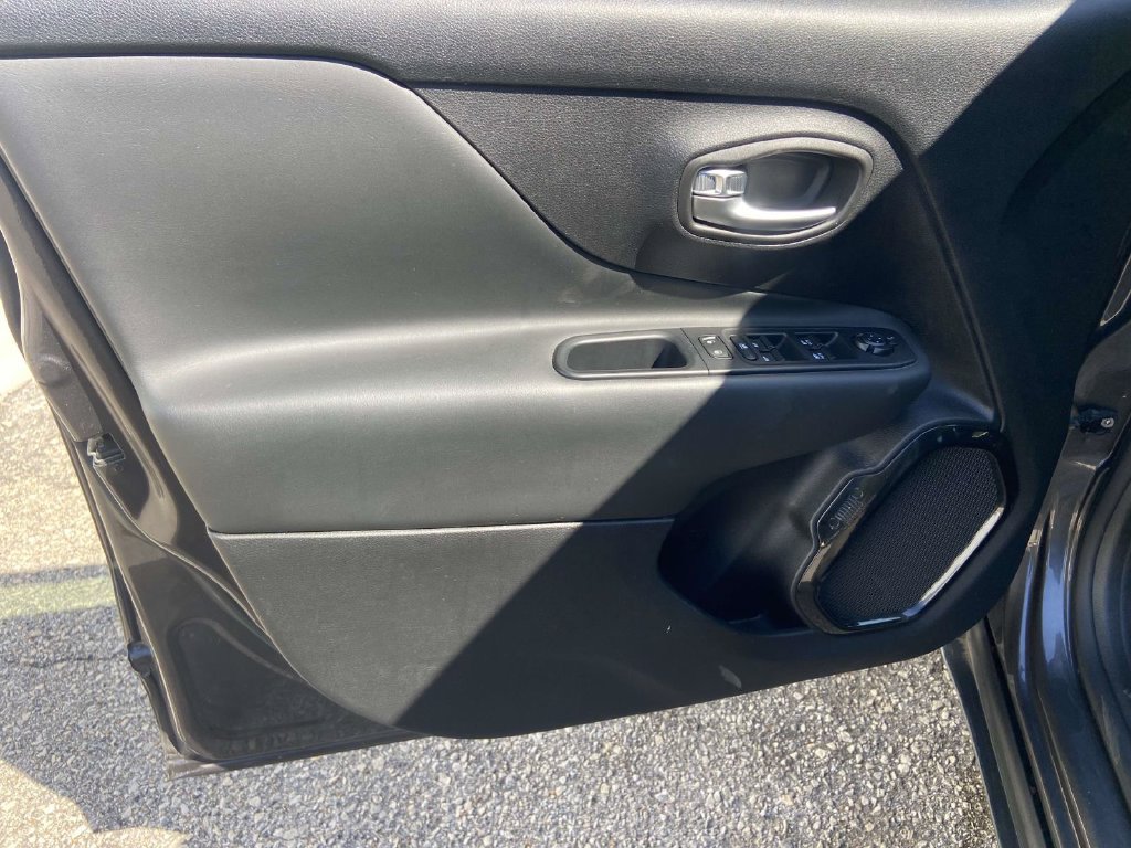 Used 2018 Jeep Renegade Altitude w/ Advanced Technology Group FWD image 12