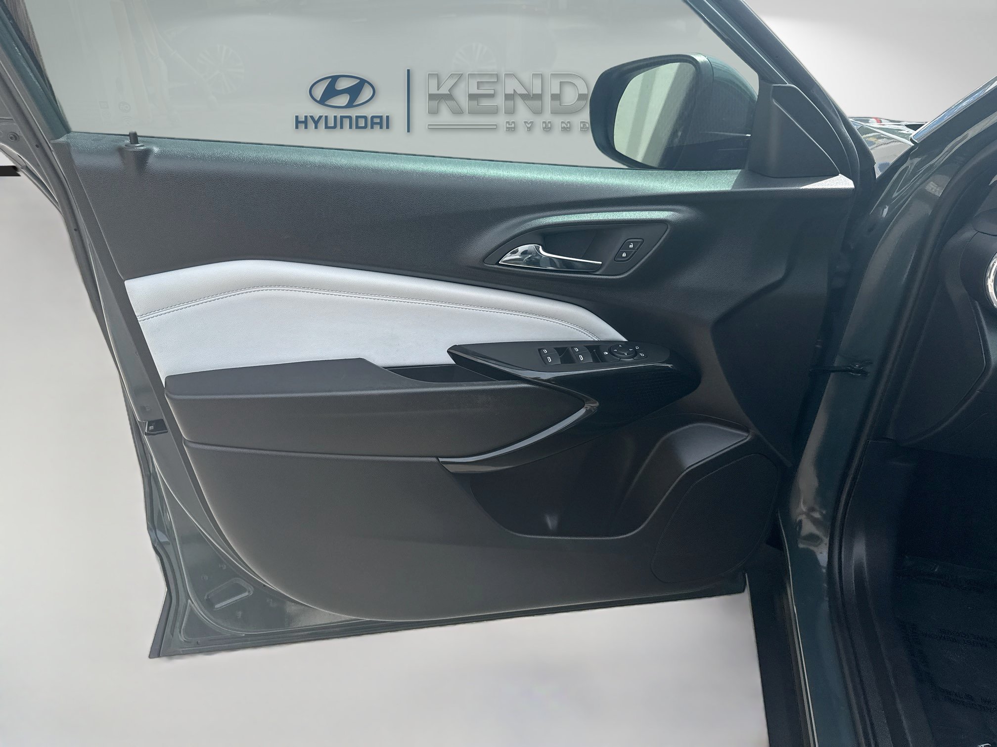 Used 2025 Chevrolet Trax LT FWD image 17