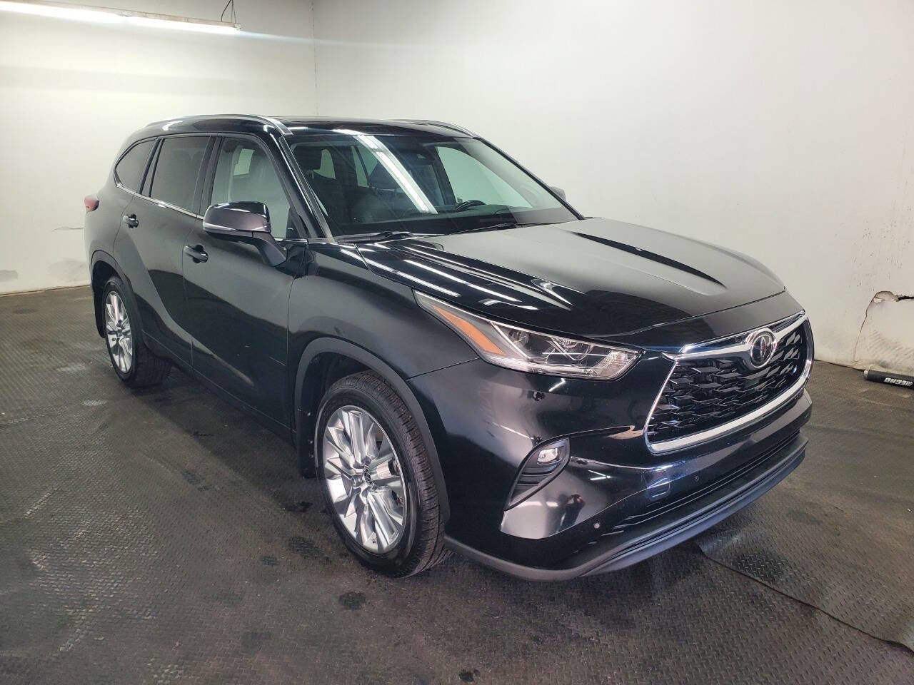 Used 2022 Toyota Highlander Limited image 3