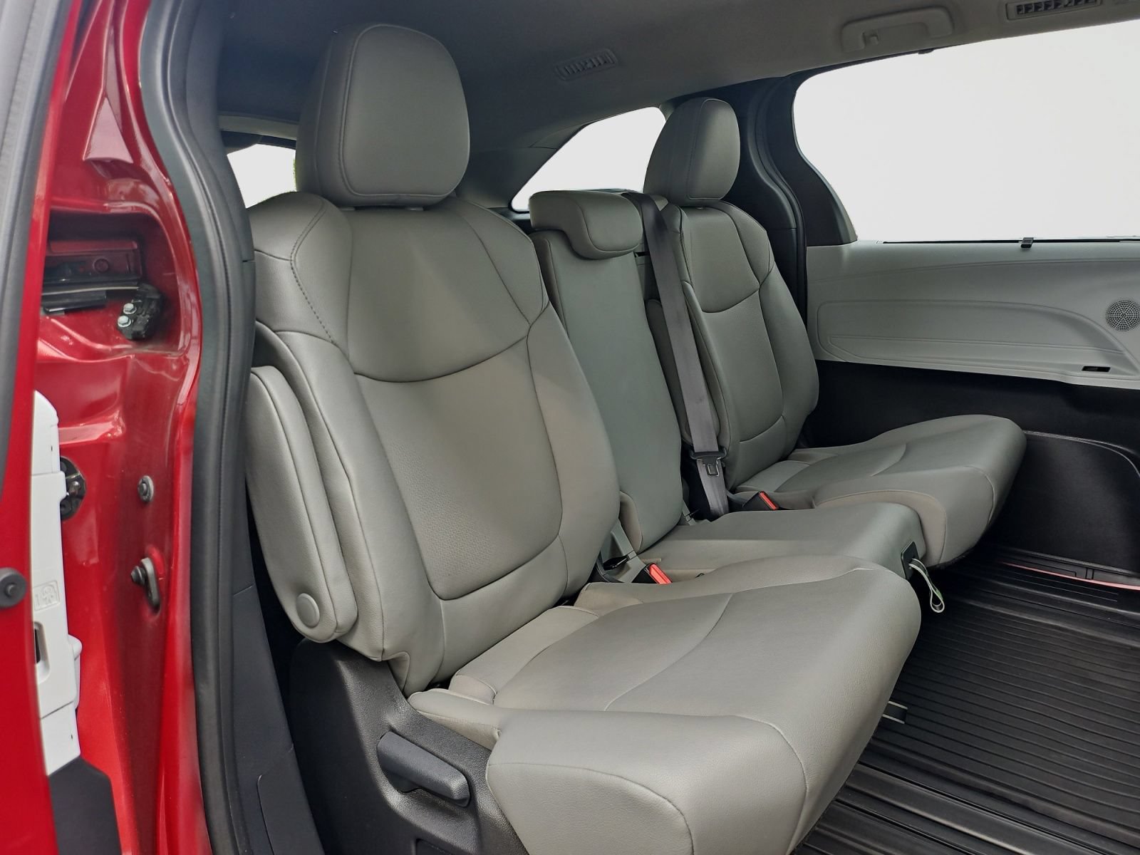 Used 2025 Toyota Sienna XLE FWD image 45