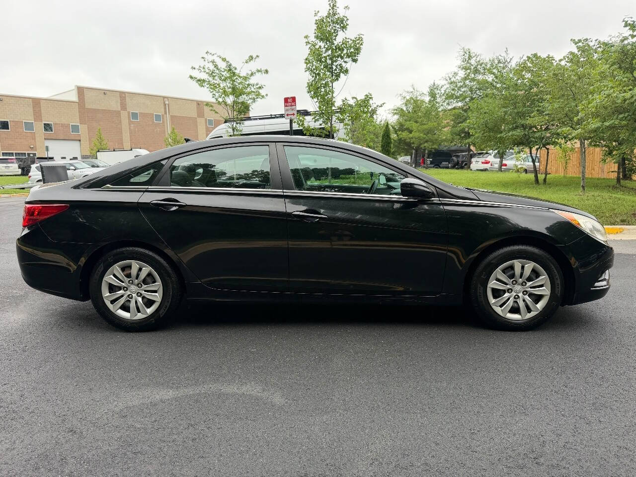 Used 2011 Hyundai Sonata GLS FWD image 2