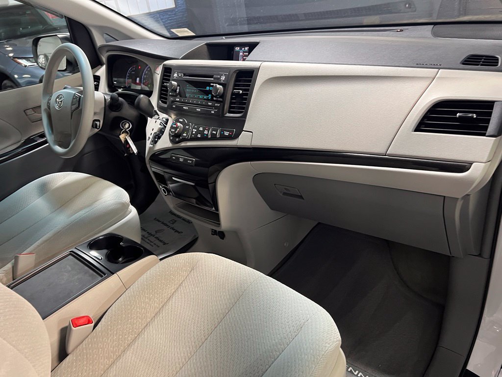 Used 2013 Toyota Sienna LE FWD image 24