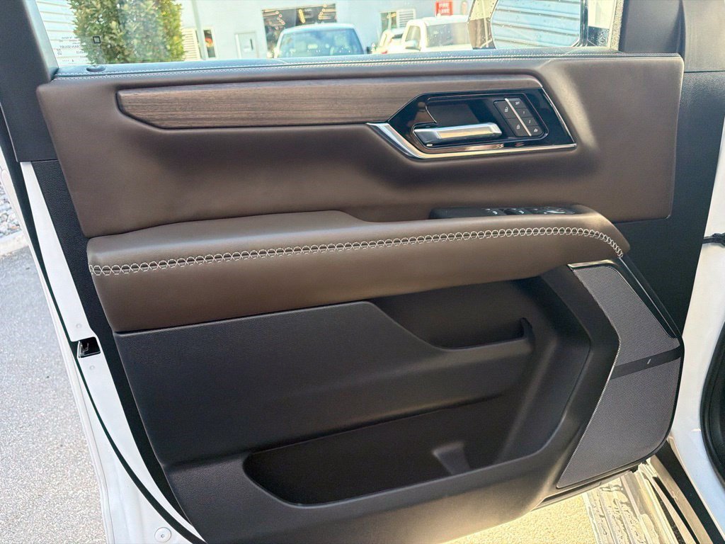 Used 2025 GMC Yukon Denali Ultimate AWD/4WD image 6