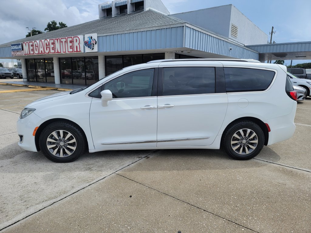 Used 2020 Chrysler Pacifica Touring-L Plus FWD image 2
