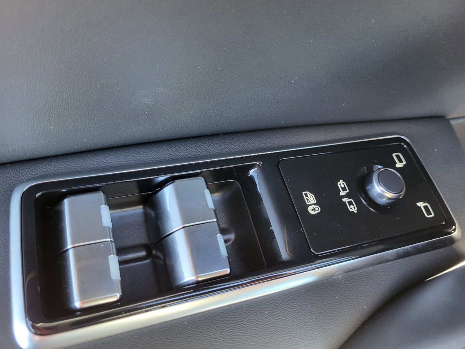 New 2025 Jaguar F-PACE R-Dynamic S image 12