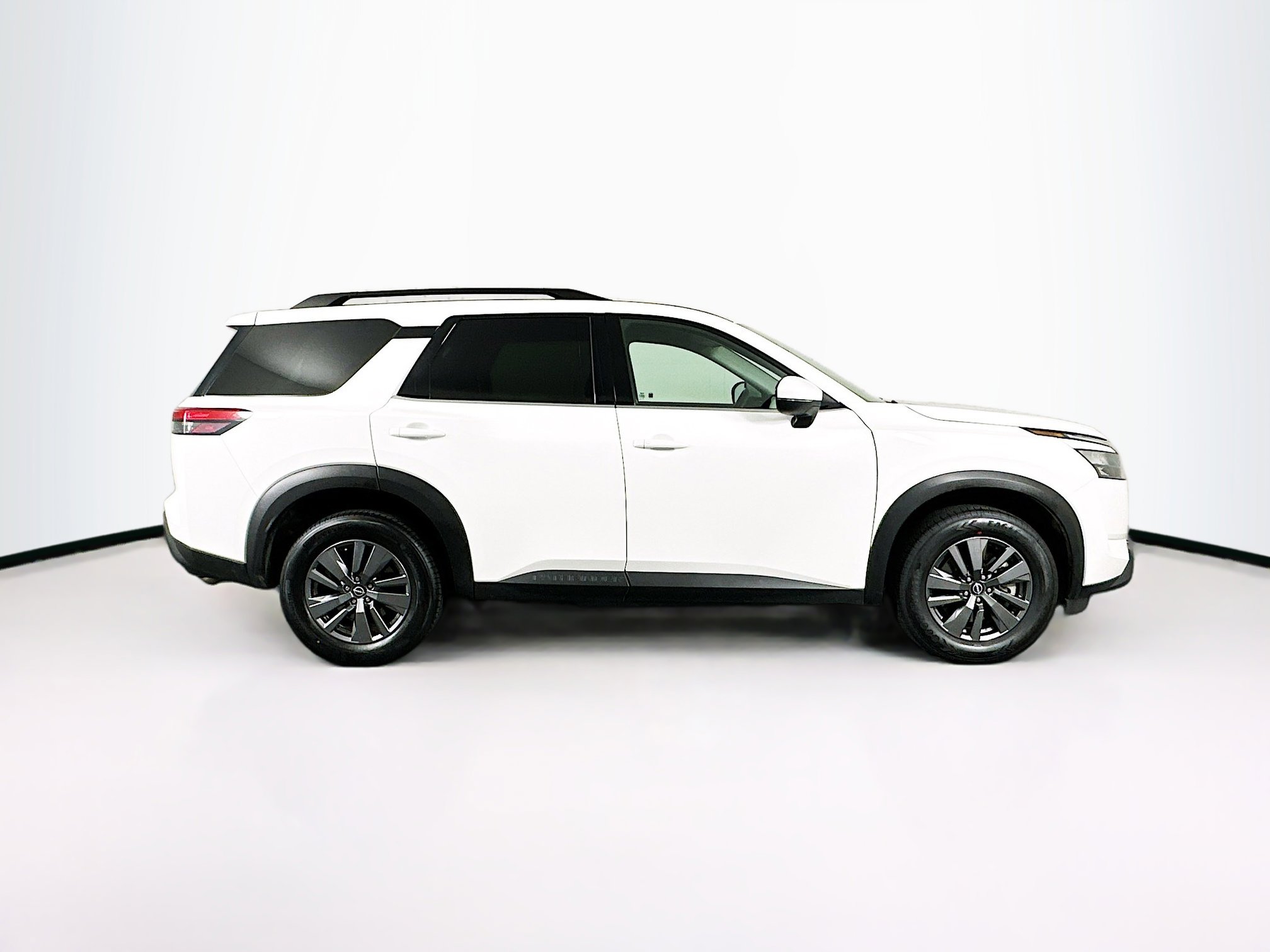 Used 2025 Nissan Pathfinder SV image 10