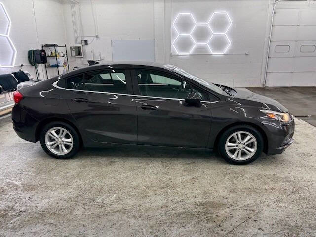 Used 2017 Chevrolet Cruze LT image 3