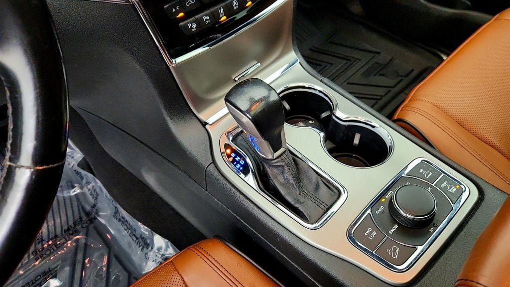 Used 2020 Jeep Grand Cherokee Overland AWD/4WD image 17