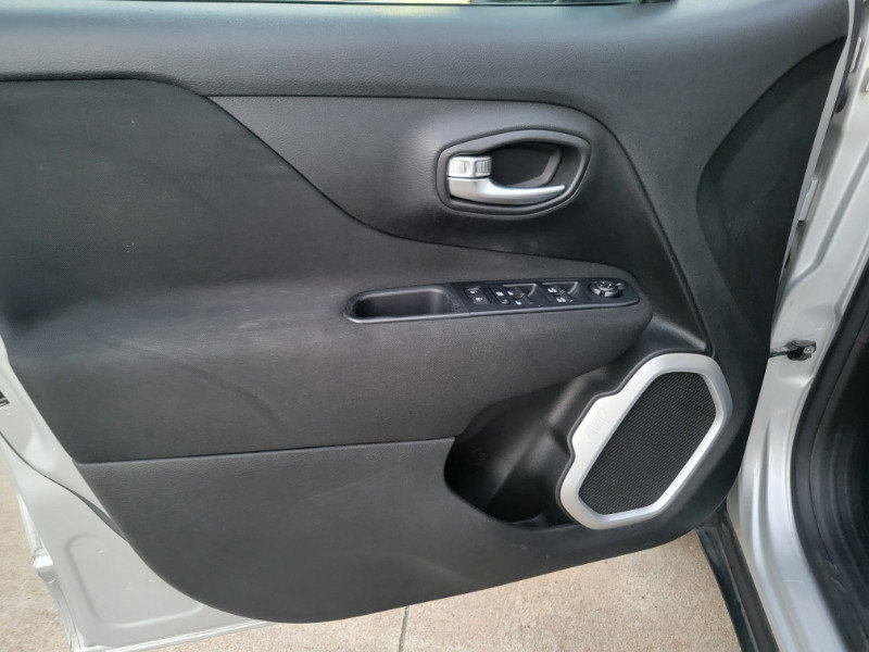 Used 2019 Jeep Renegade Latitude w/ Cold Weather Group AWD/4WD image 16