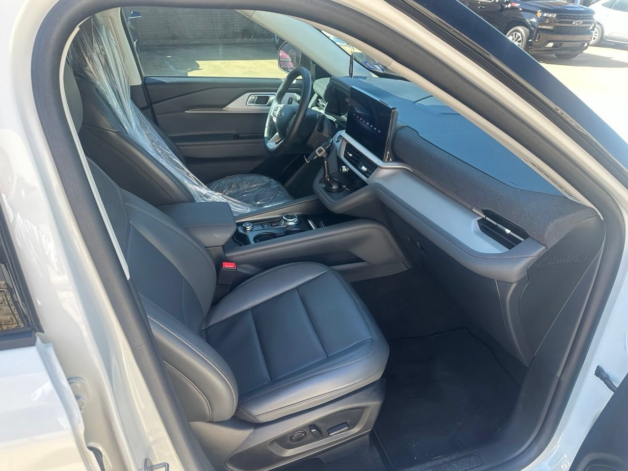 Used 2025 Ford Explorer Active w/ Active Comfort Package RWD image 5