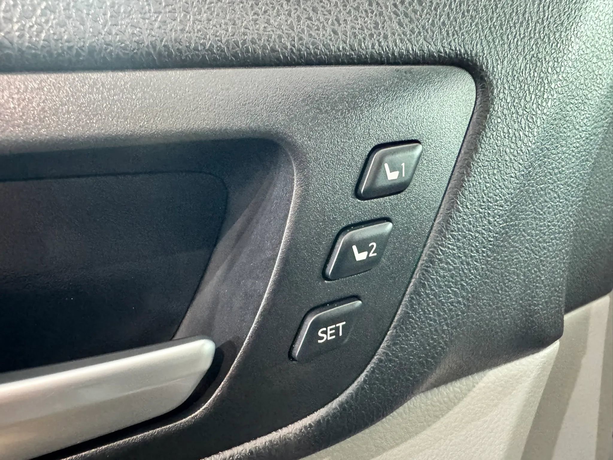 Used 2016 Toyota Highlander Limited AWD/4WD image 29