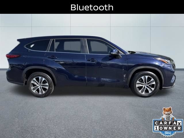 Used 2023 Toyota Highlander XLE FWD image 2