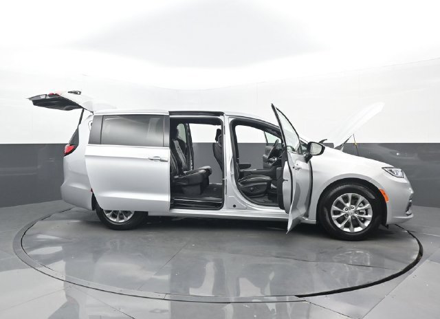 Used 2026 Chrysler Pacifica Limited FWD image 33