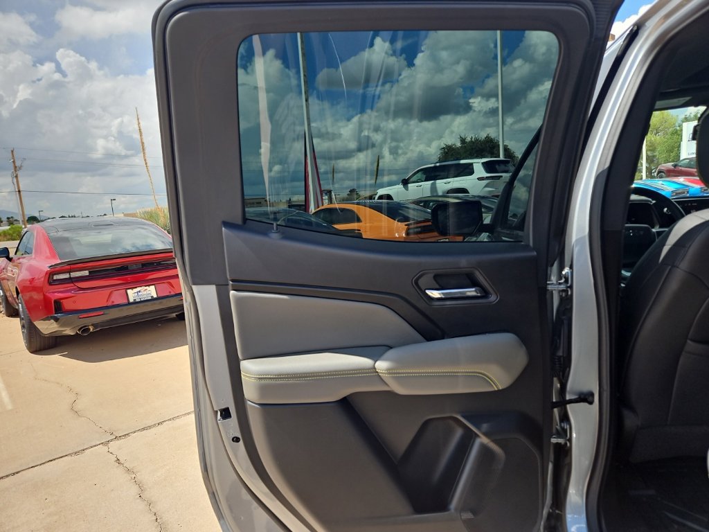 Used 2025 Chevrolet Colorado ZR2 w/ Technology Package AWD/4WD image 14